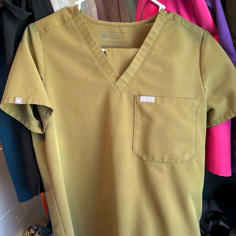 Figs xsmall scrub set martini olive